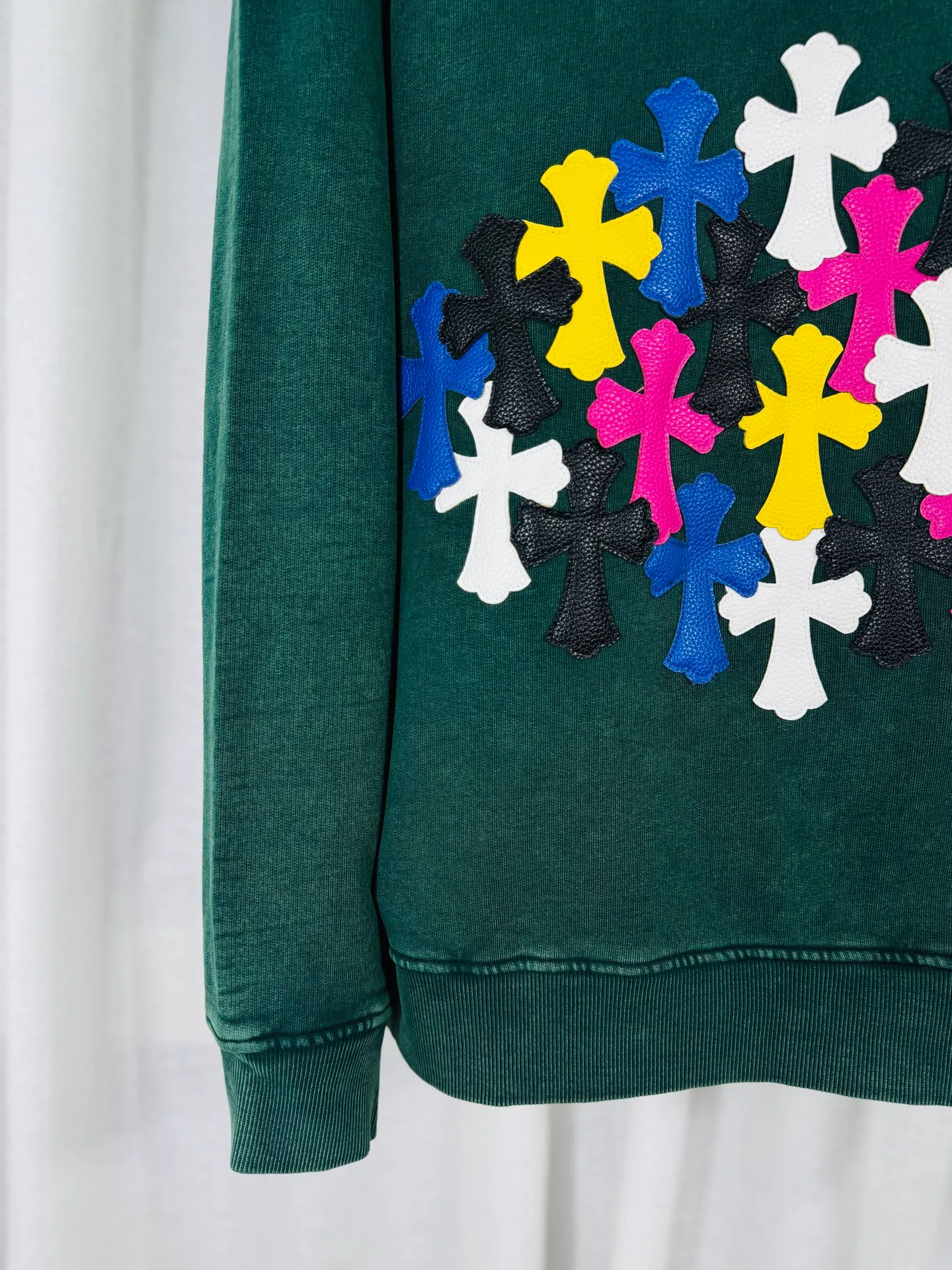 P330 top version, real shot without P, ​​different from market currency) 𝗖𝗵𝗿𝗼𝗺𝗲 𝗛𝗲𝗮𝗿𝘁𝘀/Cro Heart 2025 washed and burned flower patch embroidered autumn and winter new original single counter American veneer 3D three-dimensional couple casual hooded sweatshirt 👑The highest version! Customized fabric 480g tripe terry fabric! American acid-washed and distressed original fabric, laser burning + leather embroidery, exquisite embroidery of letters! The best-selling model in the counter, very comfortable to wear. Accessories: original molded and authenticated collar label➕100% silk wash label. Genuine purchase-grade original hangtag➕matching hanging rope➕3D hanging beads➕original packaging bag. Craftsmanship: The original version has consistent wiring! The highest version of the armhole matching technique! Color: Black Green Size: S M L XL Style No.: 9337